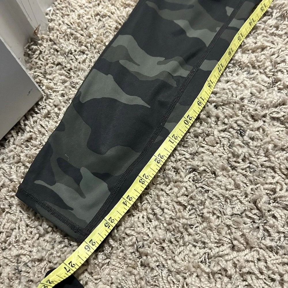 Athleta Green Camo‎ Contour Leggings Zip Phone Pockets 7/8 Sz XS